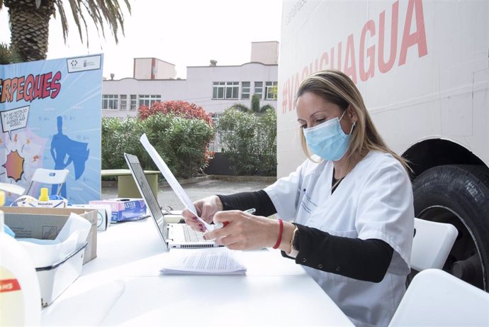 Archivo - Una sanitaria el día que ha comenzado la vacunación en los colegios, en el CEIP Tíncer de Santa Cruz de Tenerife, a 4 de febrero de 2022, en Santa Cruz de Tenerife, Tenerife, Islas Canarias (España).