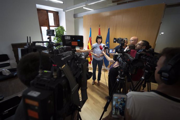 La ministra de Ciencia e Innovación, Diana Morant, atiende a los medios en Valncia