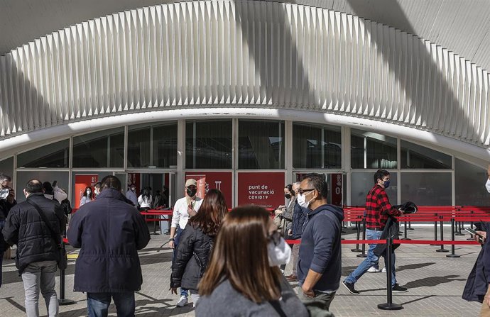Archivo - Varias personas en las inmediaciones de un vacunódromo, en una imagen de archivo