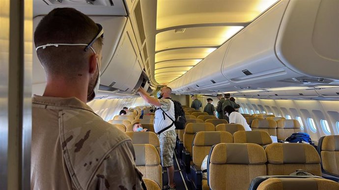 Llegada a la base aérea de Torrejón de un avión militar con niños de Ucrania en situación de especial vulnerabilidad sanitaria