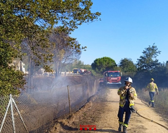 Imatge d'un efectiu dels Bombers de la Generalitat extingint el foc de Sils (Girona)