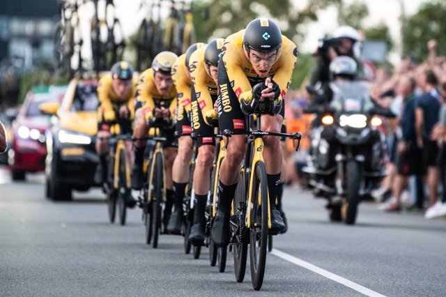 El Jumbo-Visma en la victoria de la contrarreloj por equipos durante la primera etapa de La Vuelta Ciclista a España 2022 -