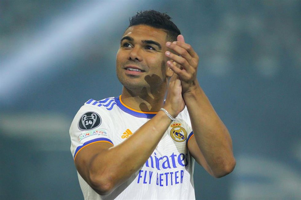 Archivo - Carlos Henrique Casemiro, nuevo jugador del Manchester United, celebra la última Champions conseguida con el Real Madrid