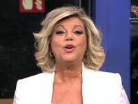 Terelu Campos, de blanco impoluto y sonriente, así ha sido su vuelta como presentadora al 'Deluxe'