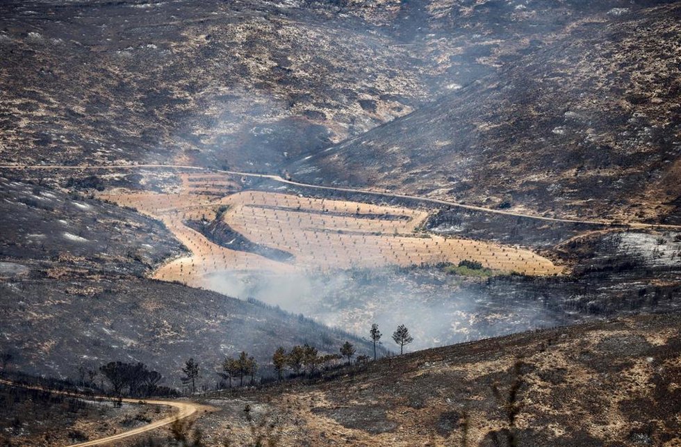Humo y zona calcinada del incendio forestal que va desde Alcublas hasta las poblaciones de Bejis, Teresa, Toras y Altura en la comarca del Alto Palancia (Castellón), a 18 de agosto