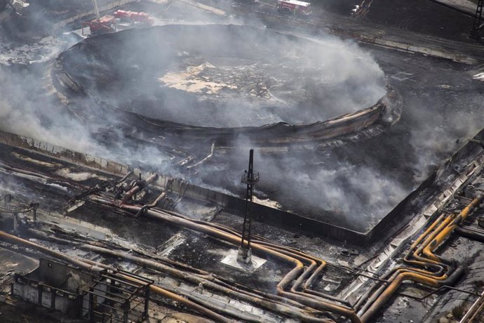Tanques de petróleo en Matanzas tras el incendio provocado por un rayo