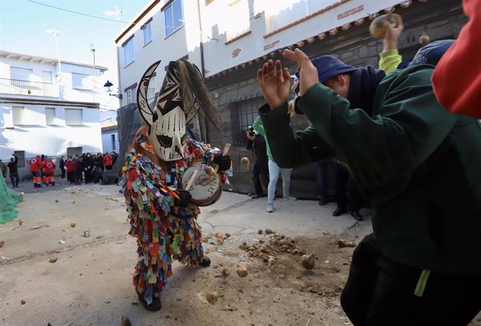 Archivo - Ernesto Antonio Salgado, el Jarramplas oficial de Piornal, sale a la calle el segundo día de fiestas, a 20 de enero de 2022, en Piornal, Cáceres.