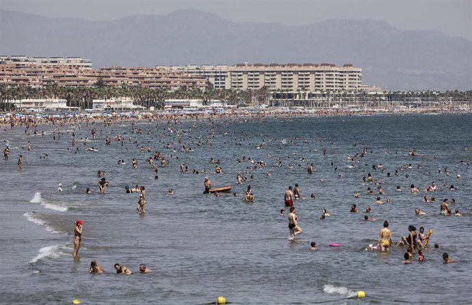 Bañistas disfrutan en la Playa de la Malvarrosa, a 12 de agosto de 2022, en Valencia