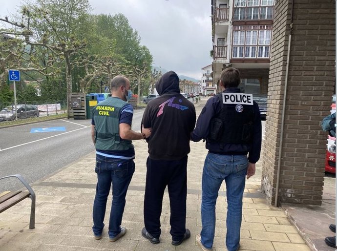 Agemntes de la Guardia Civil y Policía francesa con uno de los detenidos en el operativo contra la organización qu introducía migrantes irregulares en Francia