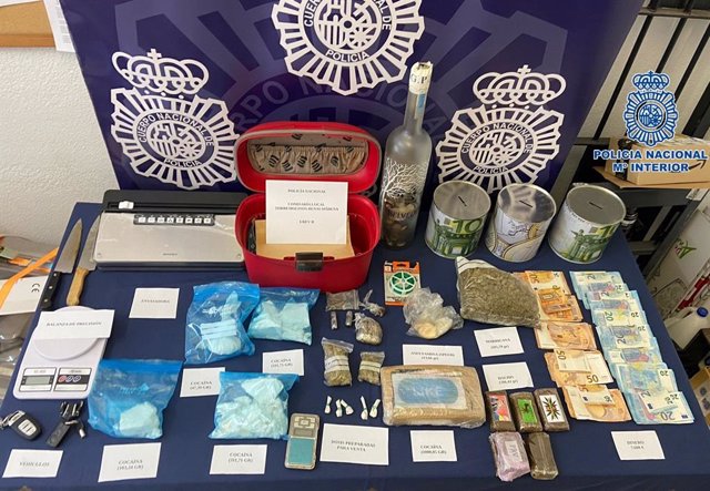 Material incautado a una organización criminal dedicada a la venta de drogas en Benalmádena