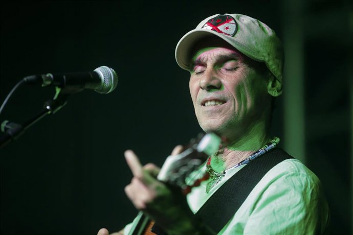 Archivo - El cantante Manu Chao durante un concierto en la Sala Tebras de Lugo, a 13 de marzo de 2022, en Lugo, Galicia (España). El cantautor y músico, de origen francés y nacionalizado español, vuelve a los escenarios tras ocho años sin actuar en la r