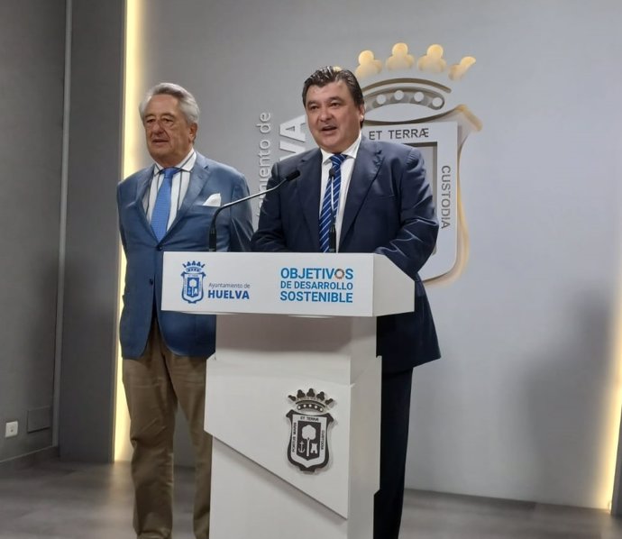 El alcalde de Huelva, Gabriel Cruz, junto al consejero delegado de Atlantic Copper, Javier Targhetta, en una imagen de archivo.