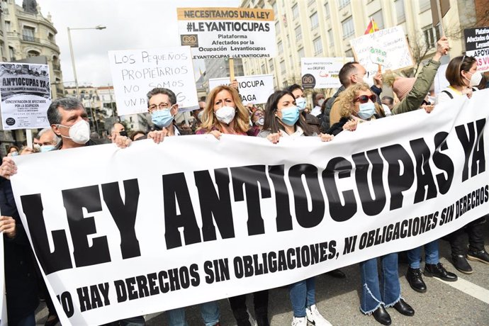 Archivo - Varias personas con una pancarta que reza 'Ley Antiocupas ya', en la concentración en apoyo a los afectados por la okupación.