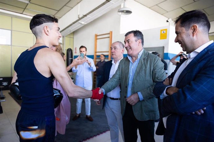 Román Rodríguez visita el rodaje de Operación Marea Negra.