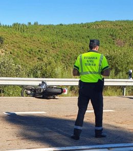 Archivo - Imagen de archivo de un accidente de tráfico con un motorista herido.