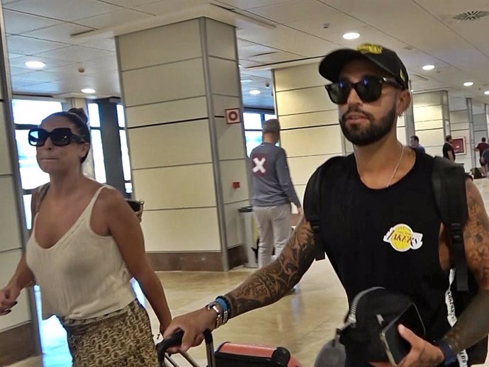 RAQUEL LOZANO Y OMAR SÁNCHEZ REGRESAN A MADRID TRAS SUS VACACIONES EN IBIZA