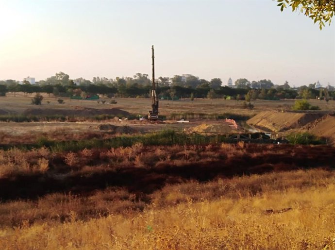 Obras que afectan al cauce del Guadaíra en la zona de Palmas Altas, en Sevilla.