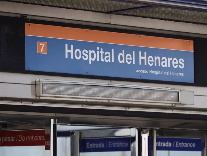 Archivo - Cartel de la estación de Metro de la línea 7, de Hospital del Henares, a 10 de febrero de 2022, en Coslada, Madrid (España). Conocida como MetroEste, esta estación fue inaugurada el 11 de febrero de 2008. Forma parte de la línea 7 de Metro q