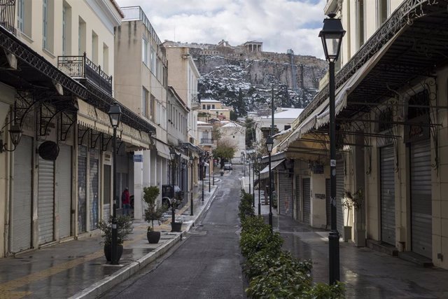 Archivo - Vista general de una calle en Atenas
