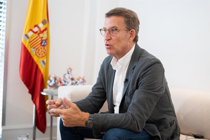 El líder del PP, Alberto Núñez Feijóo, concedeix una entrevista a Europa Press a la seu del PP gallec a Santiago de Compostella