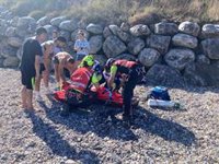 El helicóptero rescata a tres personas en la playa de Las Arenas de Pechón
