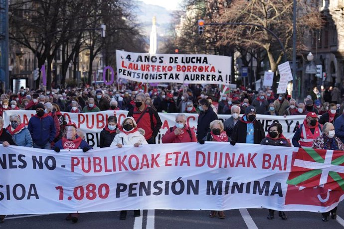 Archivo - Pensionistas vascos durante una manifestación para exigir unas pensiones dignas, a 15 de enero de 2022, en Bilbao