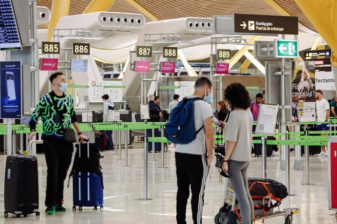 Archivo - Pasajeros con sus maletas en la Terminal 4 del Aeropuerto Adolfo Suárez Madrid Barajas, a 1 de julio de 2022, en Madrid (España). 