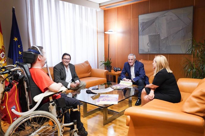 El presidente de las Cortes de Aragón, Javier Sada, recibe a representantes de la asociación de afectados por la distrofia muscular de Duchenne.