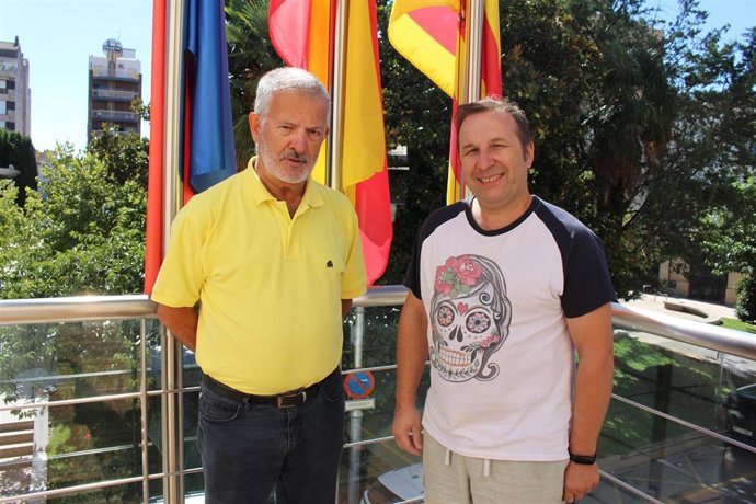 El presidente de la Asociación de la Tercera Edad de Binéfar y Comarca, Julio Ollés, y el concejal de Actos Populares y Tradiciones de Binéfar, Francis Charles.