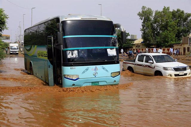Archivo - Vehículos atrapados por las inundaciones causadas por las fuertes lluvias en Jartum, Sudán.