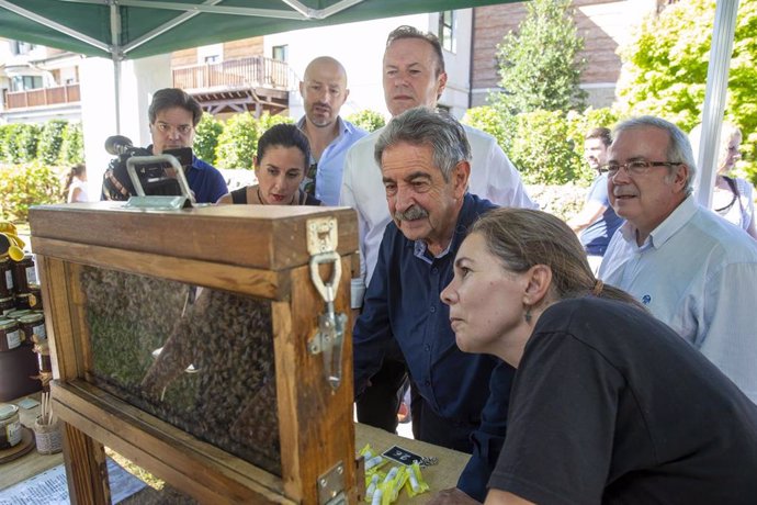 El presidente de Cantabria, Miguel Ángel Revilla, y el consejero de Desarrollo Rural, Guillermo Blanco, visitan el IV Mercado Agroalimentario de Puente Viesgo