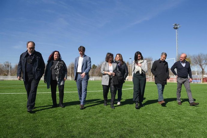 Archivo - Visita al campo de fútbol de Vega de Triana