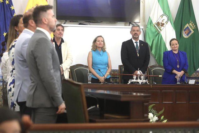 La vicepresidenta primera del Gobierno, Nadia Calviño (2i), junto a Luis García Montero; y el alcalde de Rota, José Javier Ruiz (2d) durante el acto de nombramiento de Almudena Grandes como Hija Adoptiva de la Villa