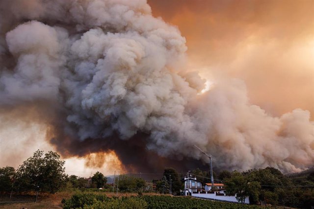 Los bomberos italianos contienen el incendio de Lipari mientras prosiguen las operaciones en el foco de Palermo Imagen de archivo de incendios en Italia