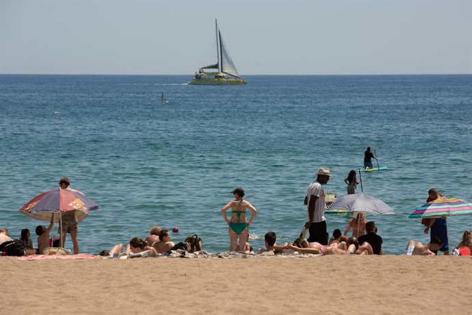 Archivo - Imatge de recurs de diverses persones a la platja de la Barceloneta