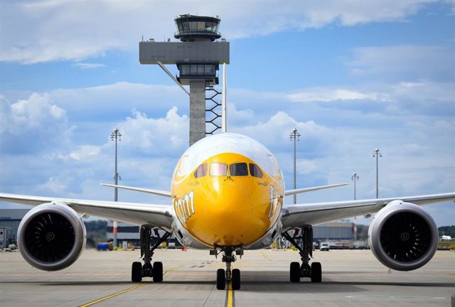Archivo - Un avión en un aeropuerto.