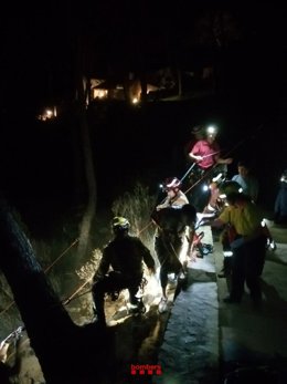 Los Bombers de la Generalitat rescatan a dos personas en Llafranc (Girona)