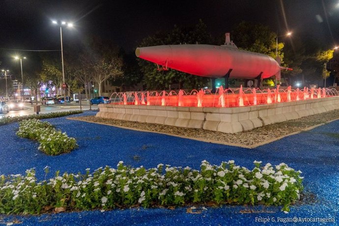 Archivo - La fuente del Submarino Peral se vuelve naranja este miércoles para dar visibilidad al TDAH