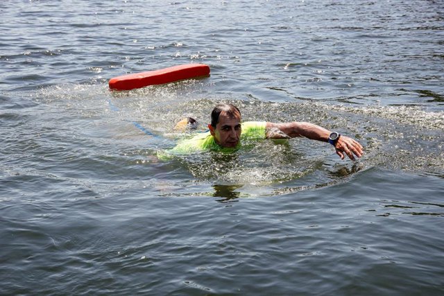 Archivo - Imagen de un socorrista en un rescate