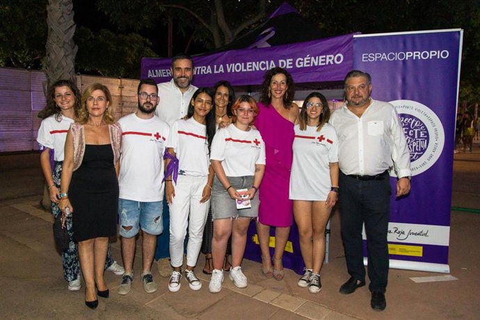 María Vázquez, tercera en la imagen por la derecha, en su visita a uno de los puntos violeta del recinto ferial de Almería