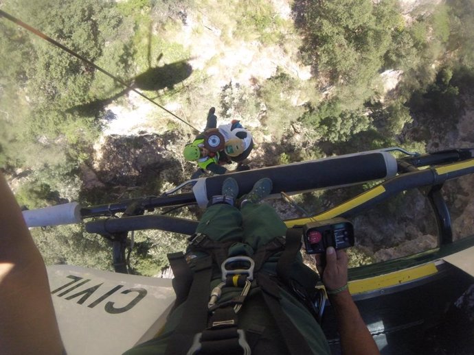 Un equipo de rescate en montaña de la Guardia Civil rescata al varón accidentado en el interior del Torrent de Coa Negra