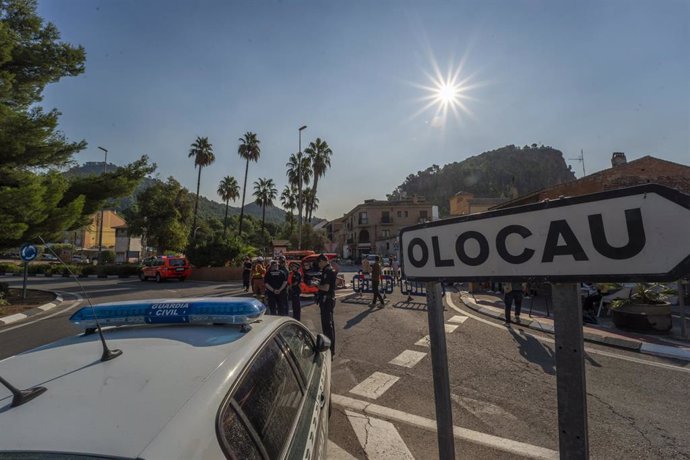 Agentes vigilan en la zona donde se ha iniciado un incendio, a 19 de agosto de 2022, en Olocau