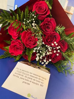Ramo de flores enviado por la familia del accidentado a la Policía Local de Alboraia (Valencia)