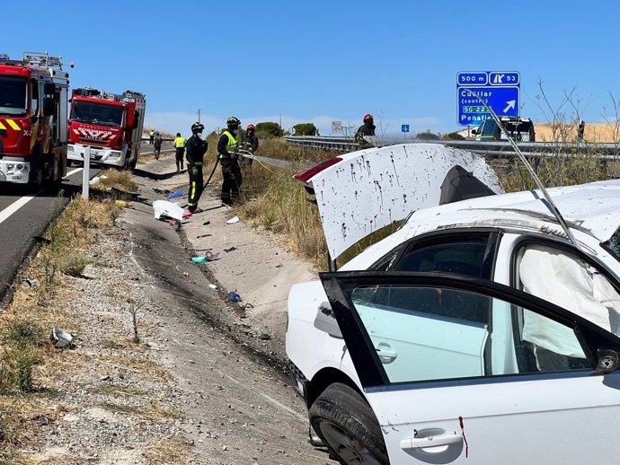 Un herido tras salirse de la vía el turismo en el que viajaba e incendiarse en Cuéllar (Segovia), foto de @BomberosDip_VLL