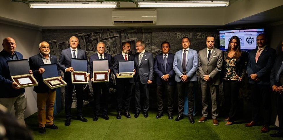 Acto de celebración del 40 aniversario del Estatuto de Autonomía de Aragón, a iniciativa del Real Zaragoza, en el estadio de La Romareda.