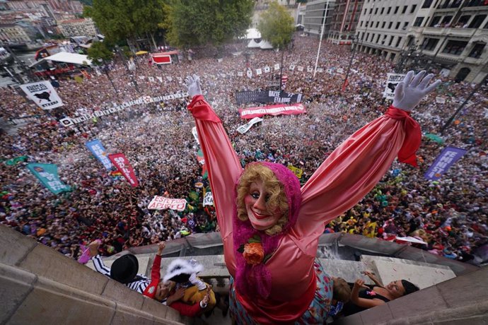 Imagen del txupinazo en Bilbao, que  inicia su Aste Nagusia tras dos años de pandemia