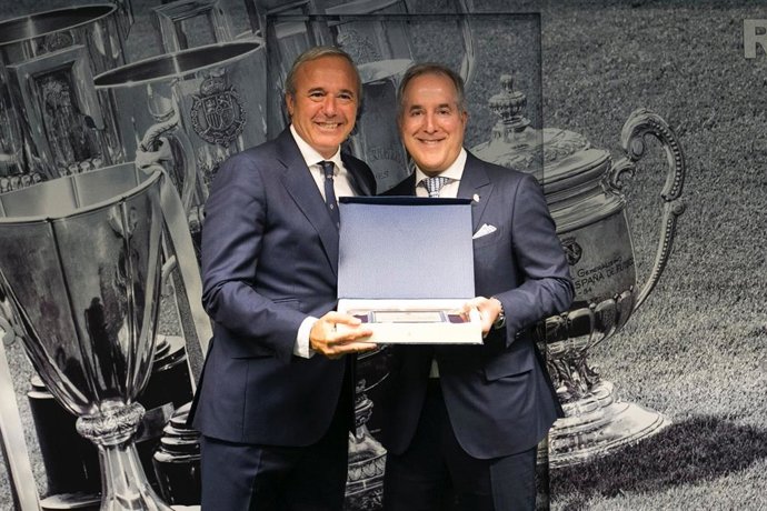 El alcalde de Zaragoza, Jorge Azcón, recibe de manos del nuevo presidente del Real Zaragoza, Jorge Mas, una placa conmemorativa del club por el 40 aniversario del Estatuto de Autonomía de Aragón.