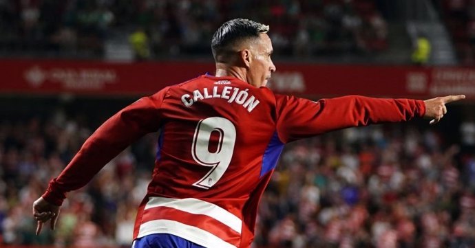 José Callejón celebra el primer tanto del Granada en la victoria ante el Racing Club