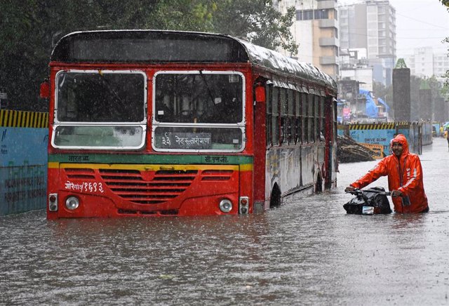 Archivo - Inundaciones por fuertes lluvias en Bombay, India