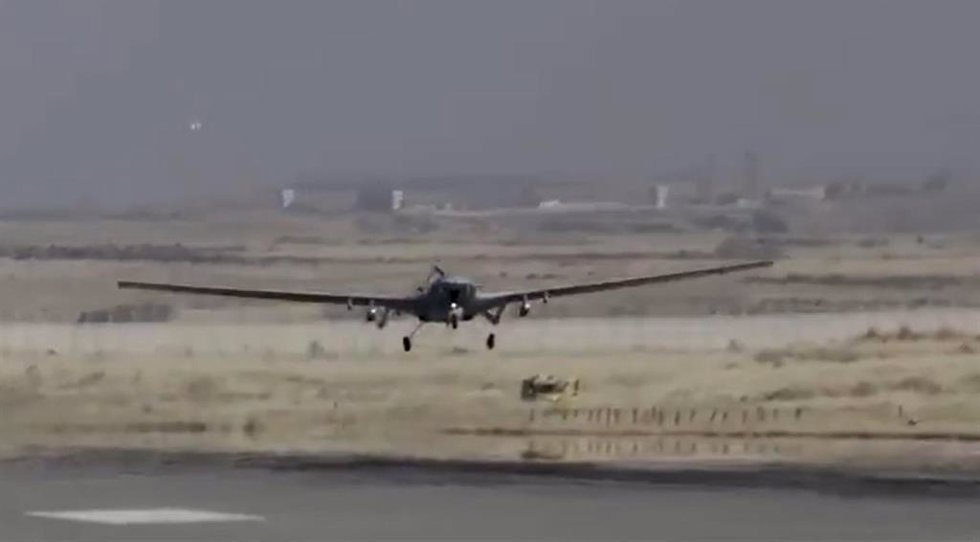 Archivo - Dron del Ejército turco de camino a una misión de bombardeo contra el PKK en el norte de Irak